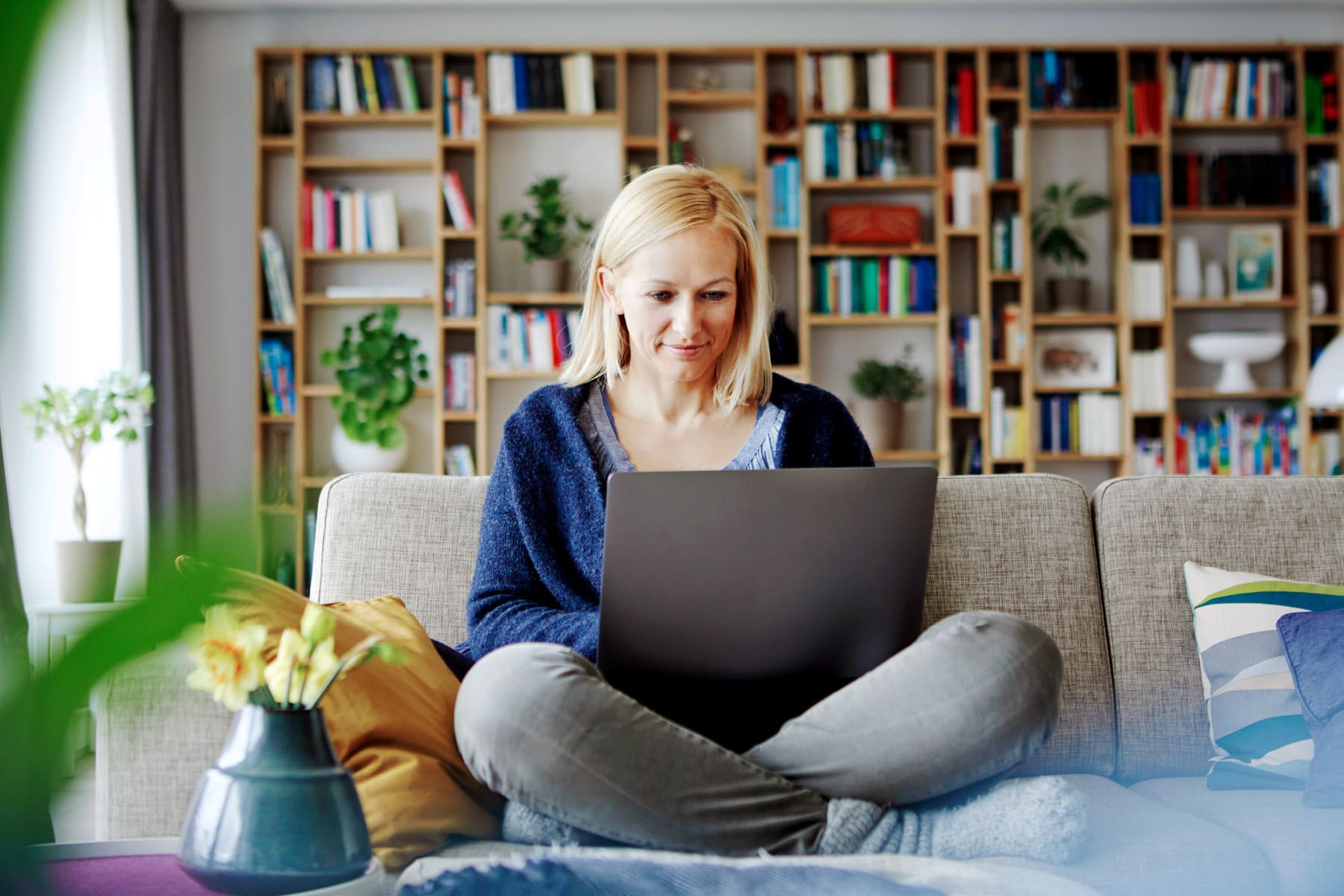 ESCMID teaser person working laptop